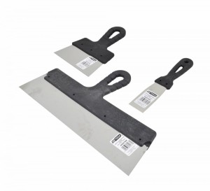 AWTOOLS SZPACHLA NIER.600mm UCH.PLAST. CZARNY