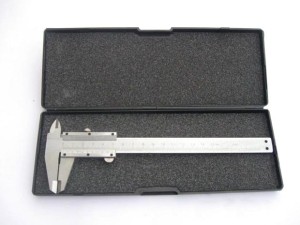 GEKO SUWMIARKA 150mm/0.02/PLAST.PUDEŁKO