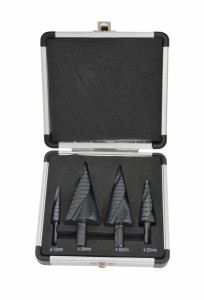 AWTOOLS WIERTŁO STOPNIOWE SPIRALNE KPL. 4szt./ 4-12 4-20 4-32 4-39mm/ AICrN/ CZARNE/ ETUI PLASTIK